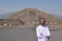 Chegando à magnífica Pirâmide da Lua, em Teotihuacán, ao norte da Cidade do México